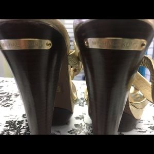 🔥🔥🔥🔥Michael Kors  gold Sandals Size 9M.
